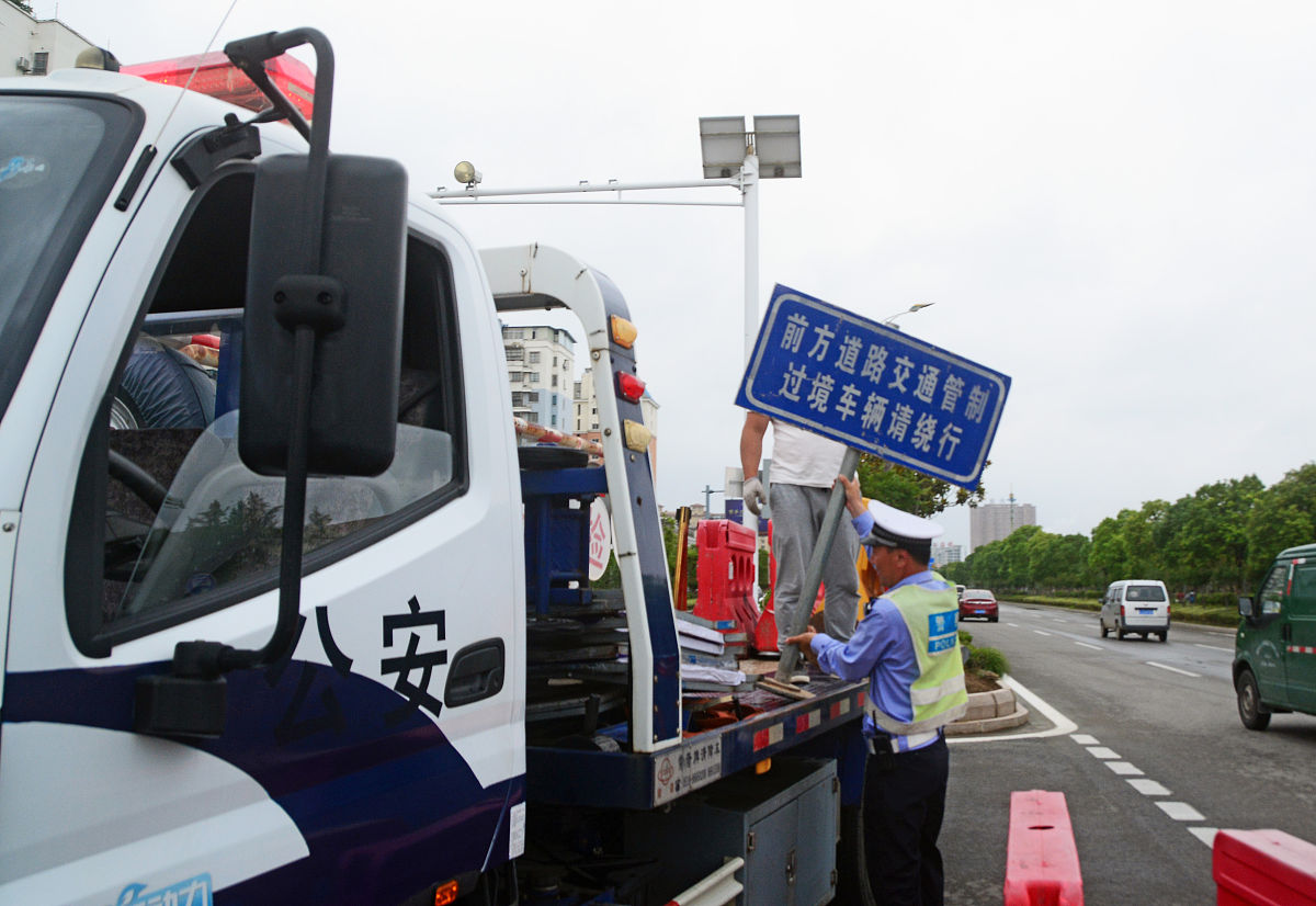 请根据群众李女士来电反映自己5月19日在泸定县汽车站附近发现有车辆存在非法运营现象车牌号：川VD0528现来电望相关职能部门核实车辆非法运营的问题。内容进行回复：1、我局组织交通运输综合行政执法大队执法人员对汽车站附近开展巡查2、在巡查中并未发现投诉车辆3、我局将该被投诉车辆纳入重点排查对象名单进一步加大检查力度持续推进县境内交通运输秩序常态化治理4、非法营运车辆的认定需取得相应证据材料并存在经营