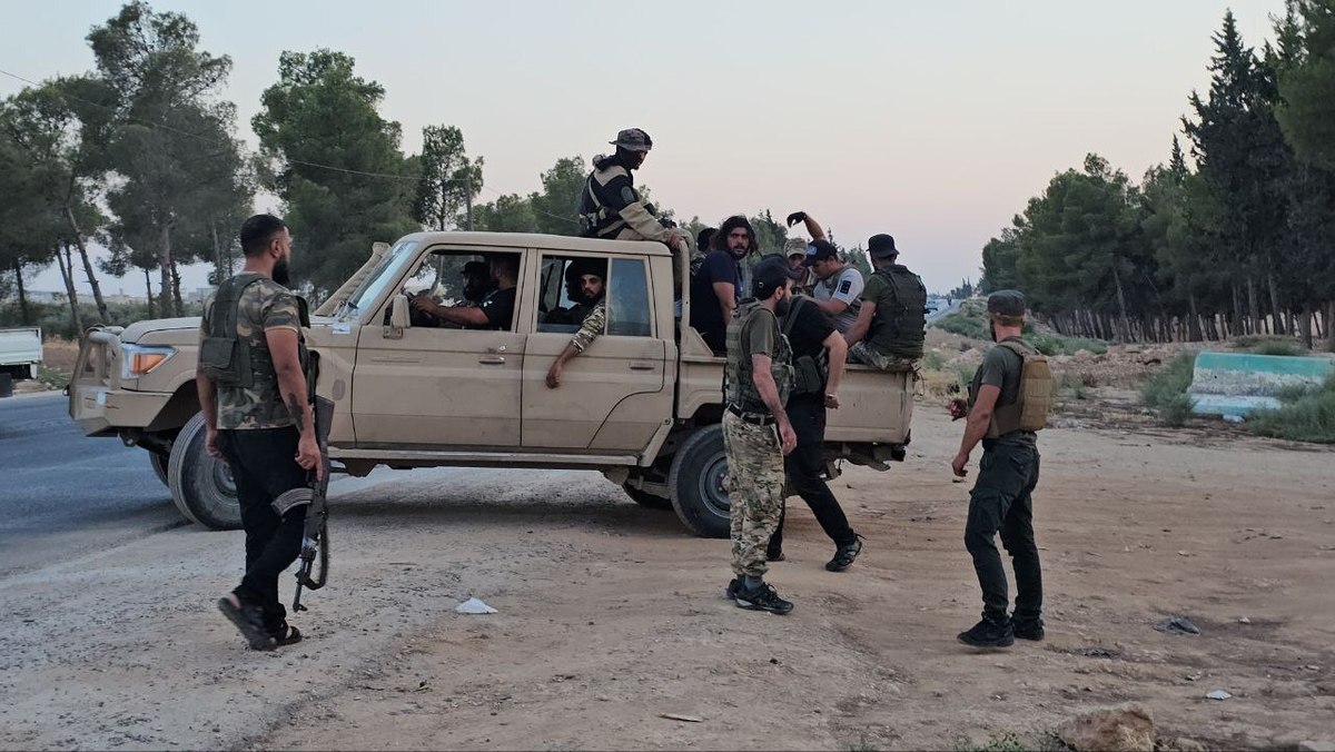 荒漠边境线上的父子情深：破旧吉普车见证父子羁绊