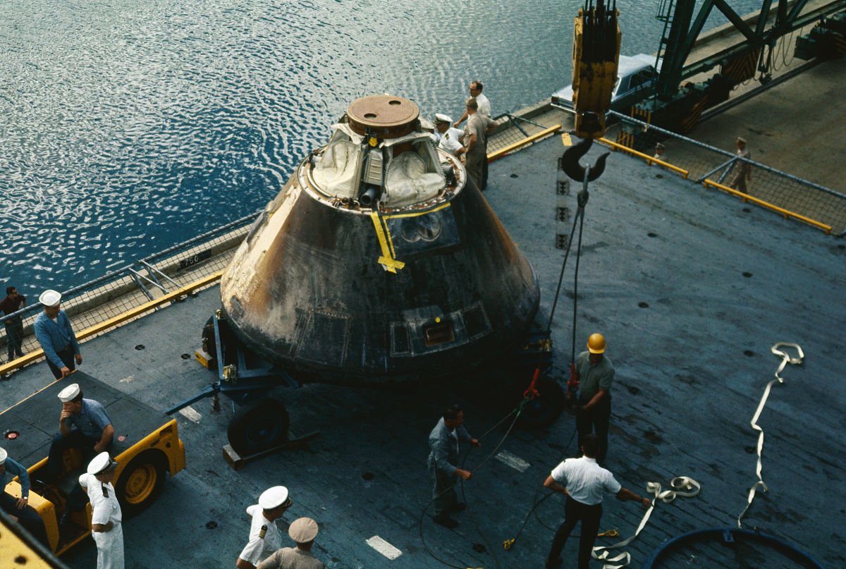1967年11月11日,返回地球的阿波罗4号飞船被"本宁顿号"航母捞起.the a