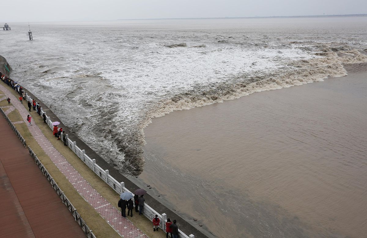 钱塘江大潮：中秋国庆人潮涌动，预约爆满！