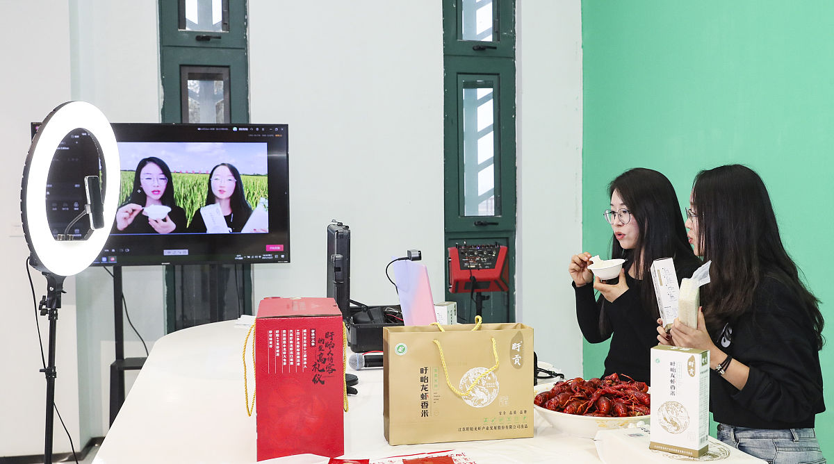 帮我写一份业绩报告内容包括直播过很多类目食品、生鲜、滋补品、美妆。曾带团队帮助日均GMV10000美妆达人连续两天破百万gmv曾带领团队新号开播三天破万场挂观千川投放roi最高1：17向面试观展示的