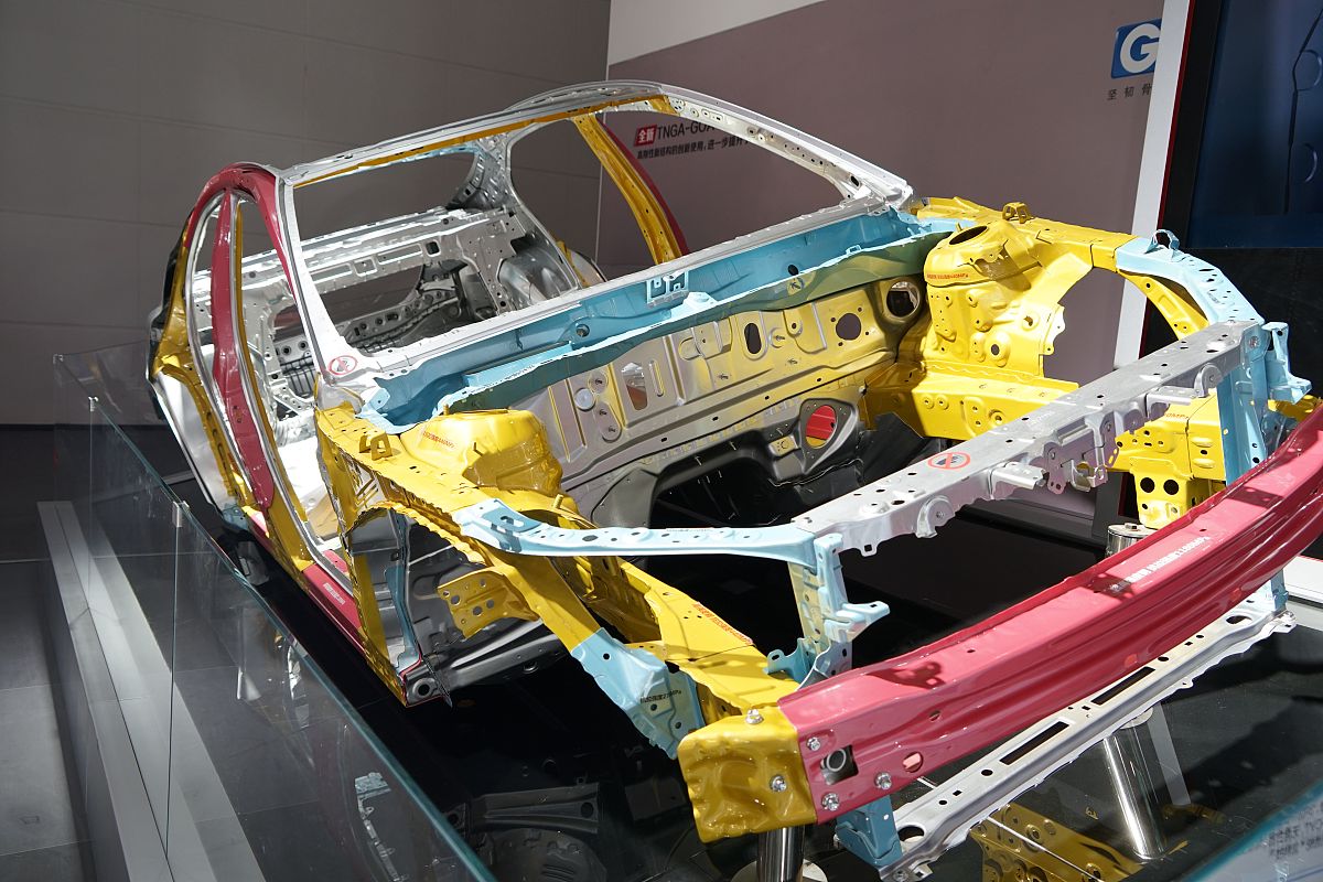 请改写和润色下面的内容由于钢铁材料在强度、塑性、抗冲击能力、回收使用及低成本方面具有综合的优越其在汽车材料中的主导地位仍是不可动摇的。但高强度钢和超高强度钢的应用如汽车车身、底盘、悬架、转向等零部件上将继续有较大增长。据相关数据统计高强度钢在汽车底盘件上应用相对于普通钢材减重约30相对铝合金成本约低于30。