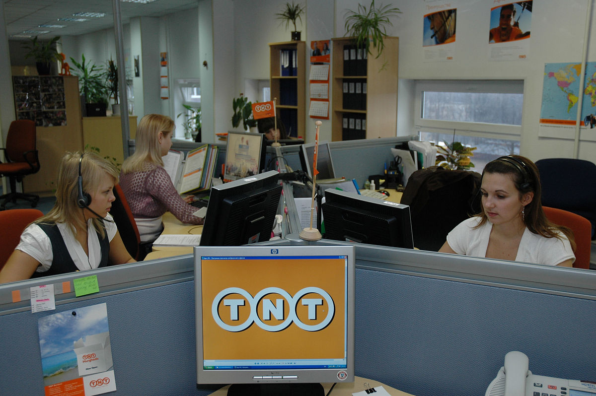 请翻译如下句子。UCCC是园区面客系统呼叫中心以及员工使用的桌面电话系统。