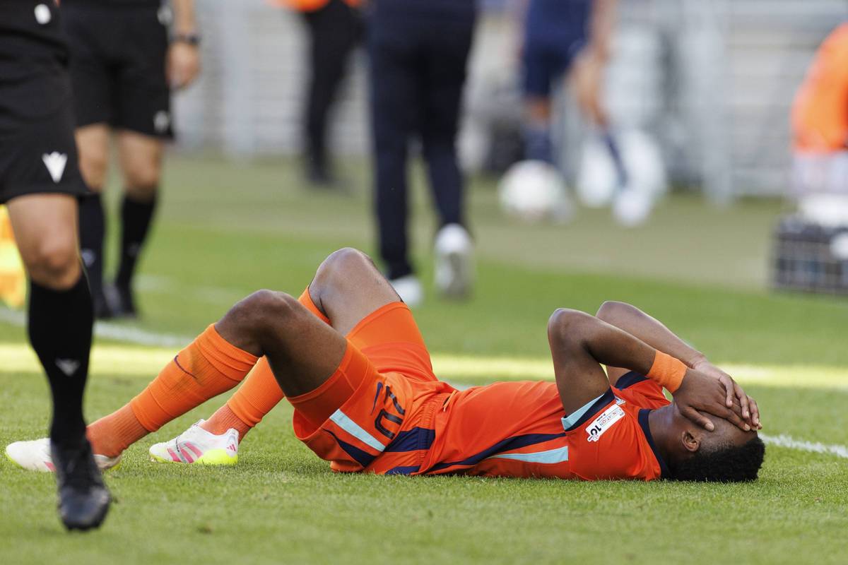 24儿童足球运动员常见的损伤是 。A手腕骨折B骸骨软骨病胫骨节结骨软骨炎D头部损伤