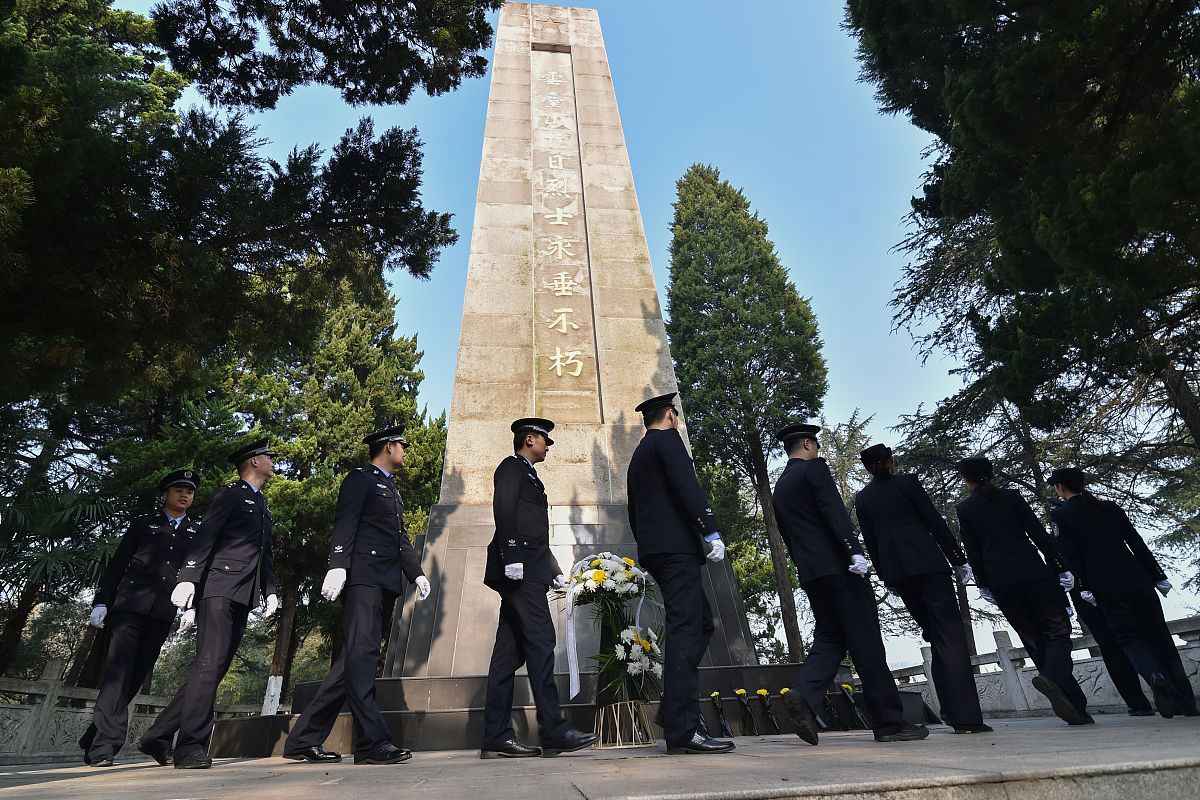 祭奠公安英烈词：英魂永存，历史新篇
