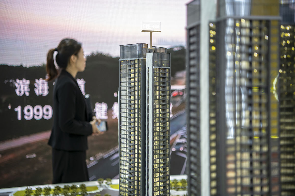 阐述1000字：物业服务人文关怀对高端住宅项目价格存在显著正向影响。