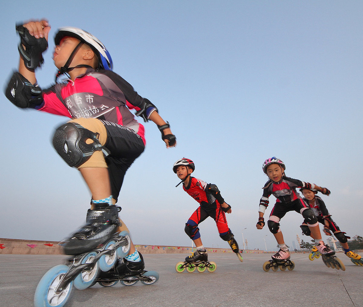 越野轮滑传统式同时推进技术动作适用于上坡平地缓上坡下坡那个地段