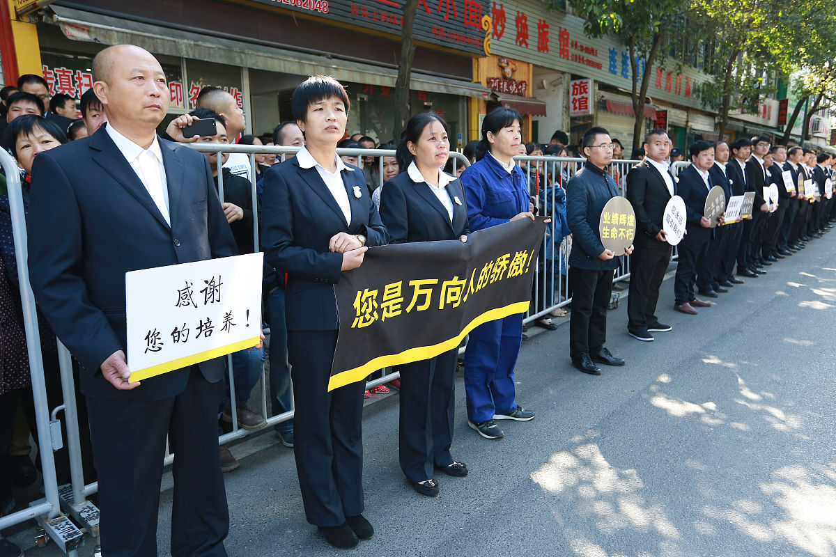 银行职员践行延安精神：坚定信念，服务人民