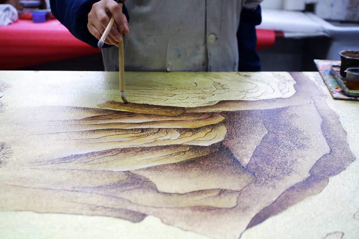 2021年1月21日,江苏扬州,工人在制作漆器制品.