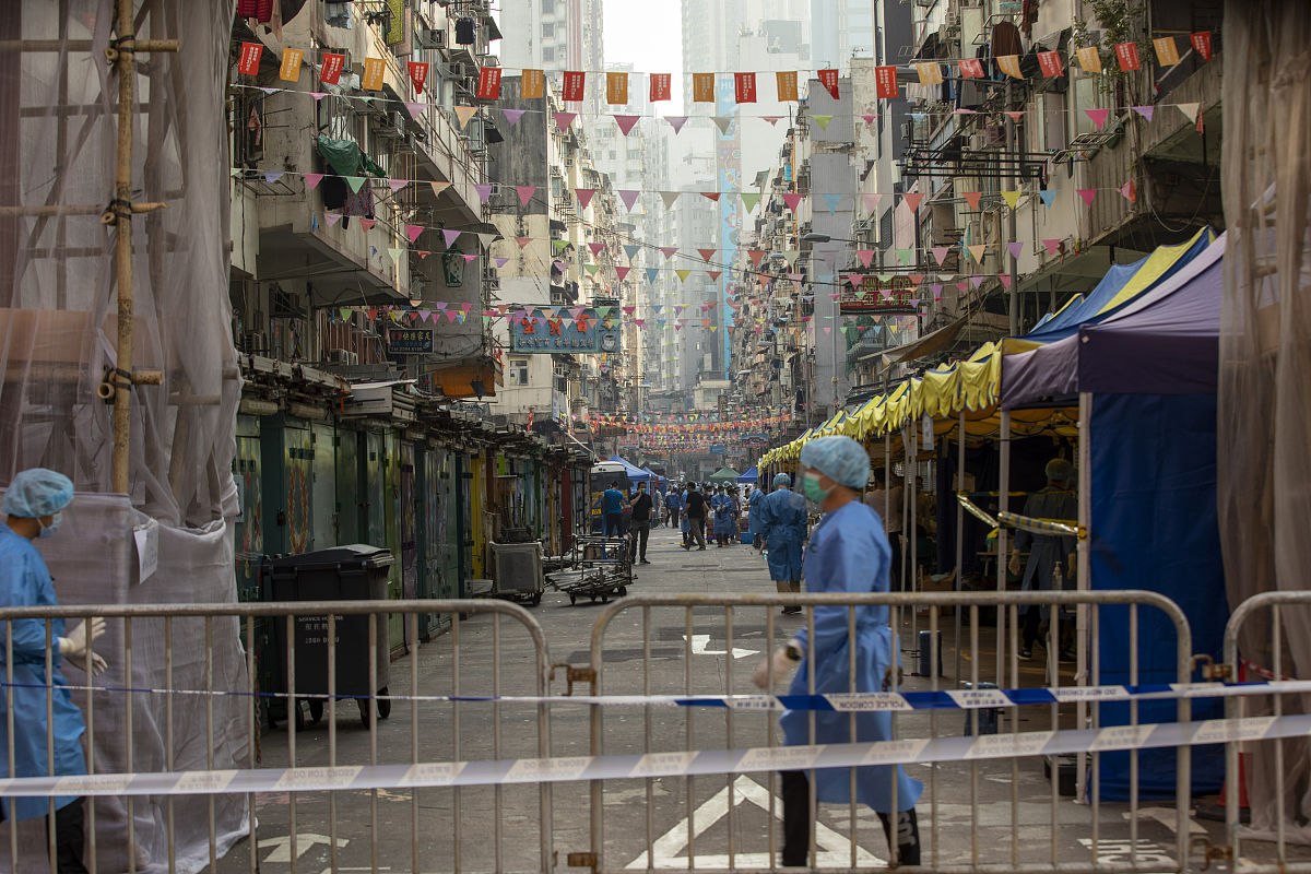 2021年1月23日,香港佐敦区,警察拉闸封路,医护人员在临时检测点开始工