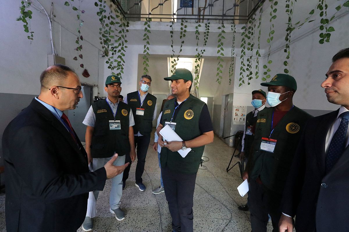 尊敬的肯尼亚警方及本次项目负责人你们好我是中国驻肯尼亚大使馆警务联络处处长兼本次合作项目的中方负责人张峻玮。怎么翻译