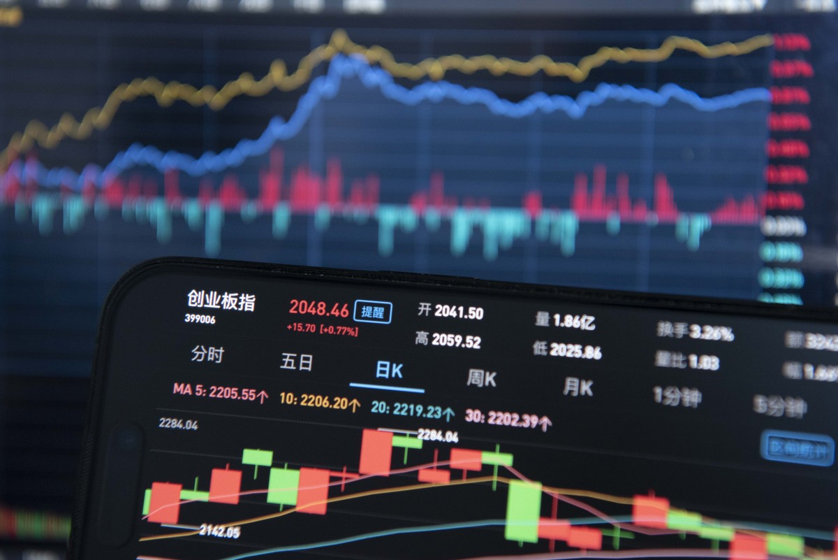 时间序列分析法是利用股票历史数据建立数据之间的内在关系通过数学模型展现它们之间的关系并对未来股票价格进行预测。该方法主要依赖于数据的自相关性通过对时间序列数据进行分析可以找到数据的规律性和趋势性从而进行预测。 降重到维普查不出来