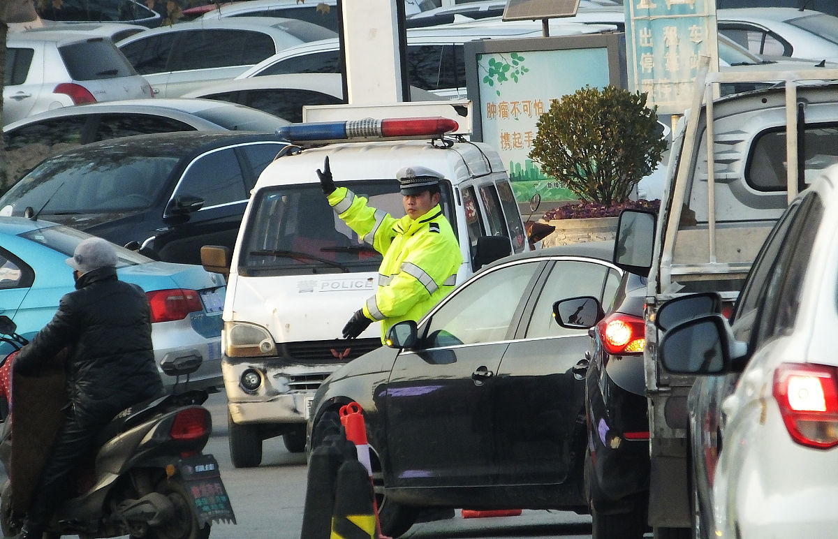 为天门交警查获面包车私自改造黑油车取一个标题