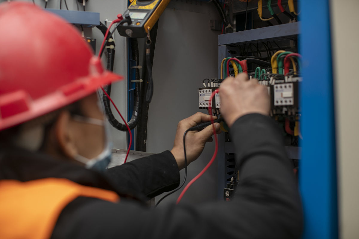 对于特殊站点不能断站需要提前安装设备并开通的问题可以采取那些方案和保证措施：