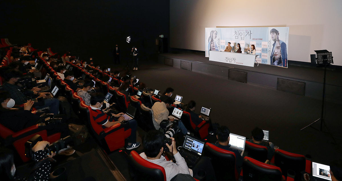 2020年5月27日下午,韩国首尔,明星在某影院出席了电影《入侵者》的媒