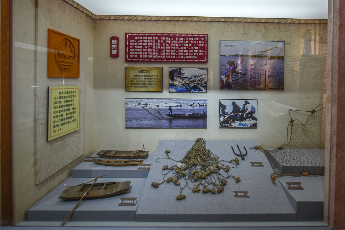 写篇标题为 旅游让人感受到世界的多彩与美好 的1200字文章并重新取个小红书爆文标题