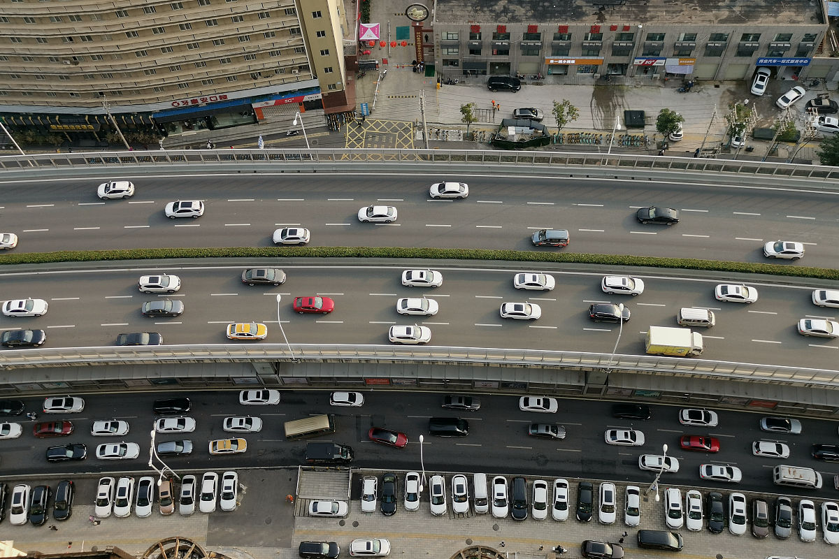 建设地下道路的启动阈值：城市交通压力与发展需求