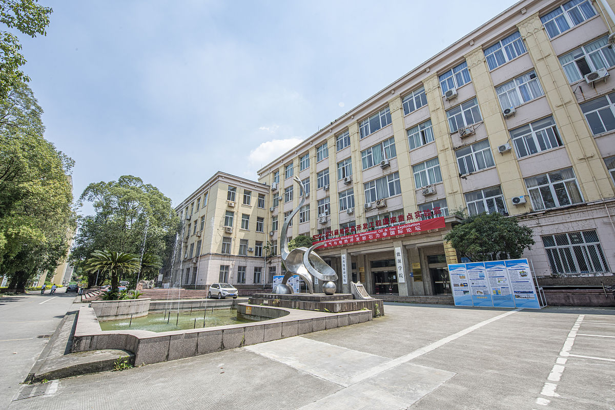 成都市机电工程学校2021年计划招收多少人？公办还是民办？