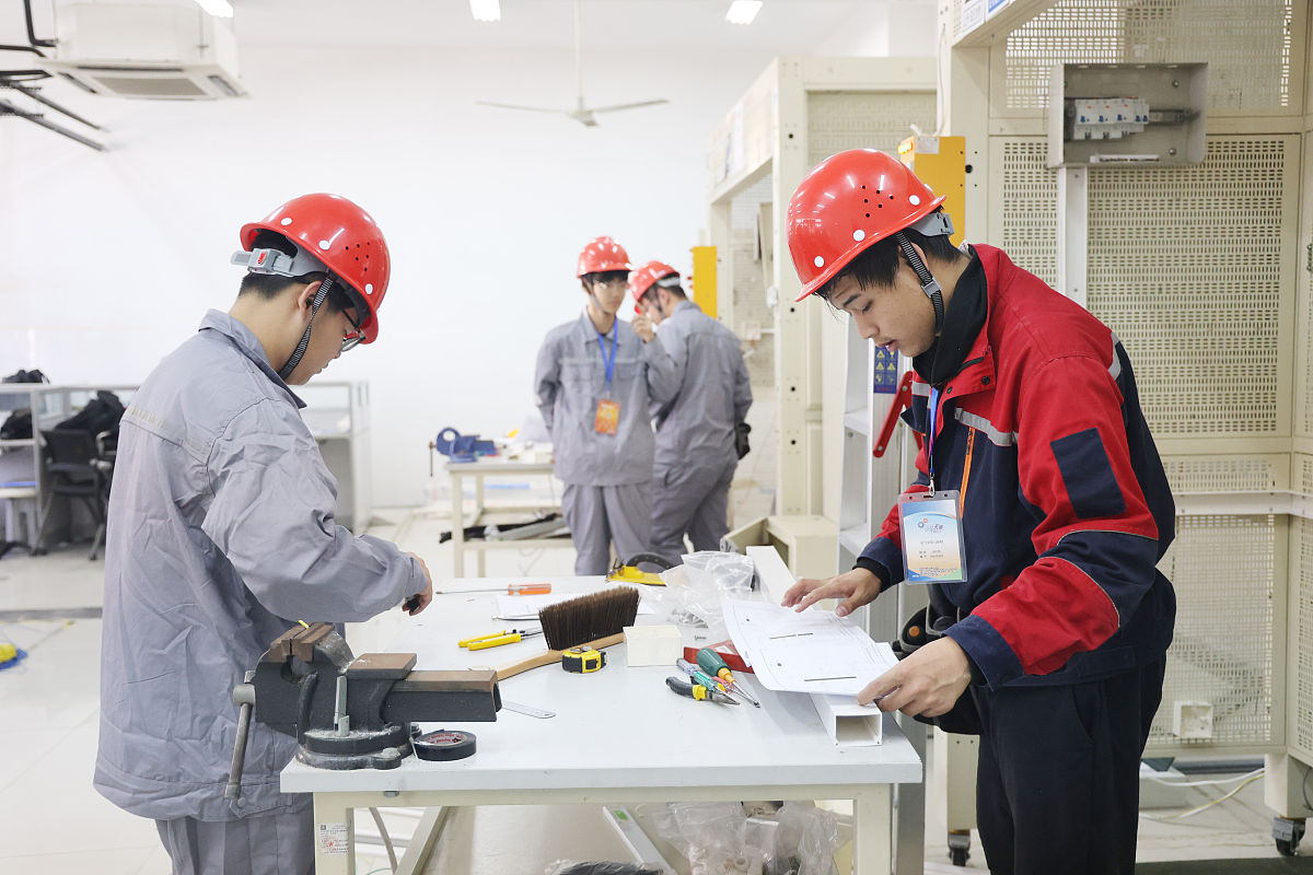 设备工程师面试问题回答示例：展示你的经验和能力