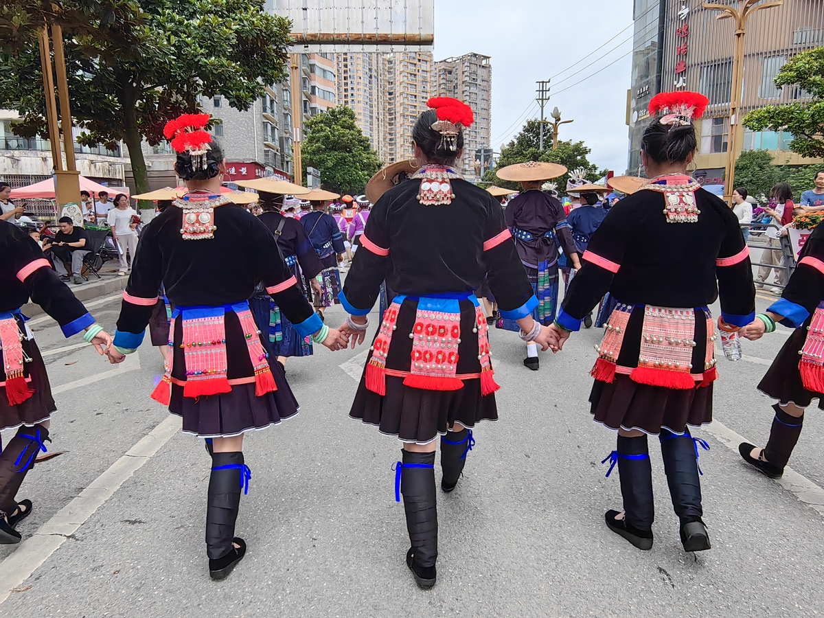 写一下广西壮族传统服饰的主要特点