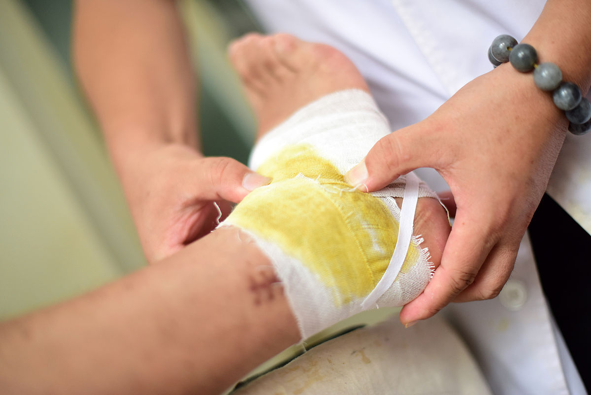 将以下内容洗稿为什么肺部术前一定要戒烟！前几天有一个肺气炎的患者要准备手术了张医生特别的提醒他要戒烟了一听戒烟这个有着20多年烟龄的患者就面露难色主任啊我是个捞岩墙你让我戒烟这不是要玩了命啊？他说你如果想要做手术这一必须要戒的从现在起一支都不能抽了如果输钱还在吸烟不仅仅会给手术带来风险而且还会影响手术以后恢复外科手术都需要进行麻醉不管是局麻还是全麻如果术前抽烟会影响麻醉的效果可能会导致麻醉时间的延