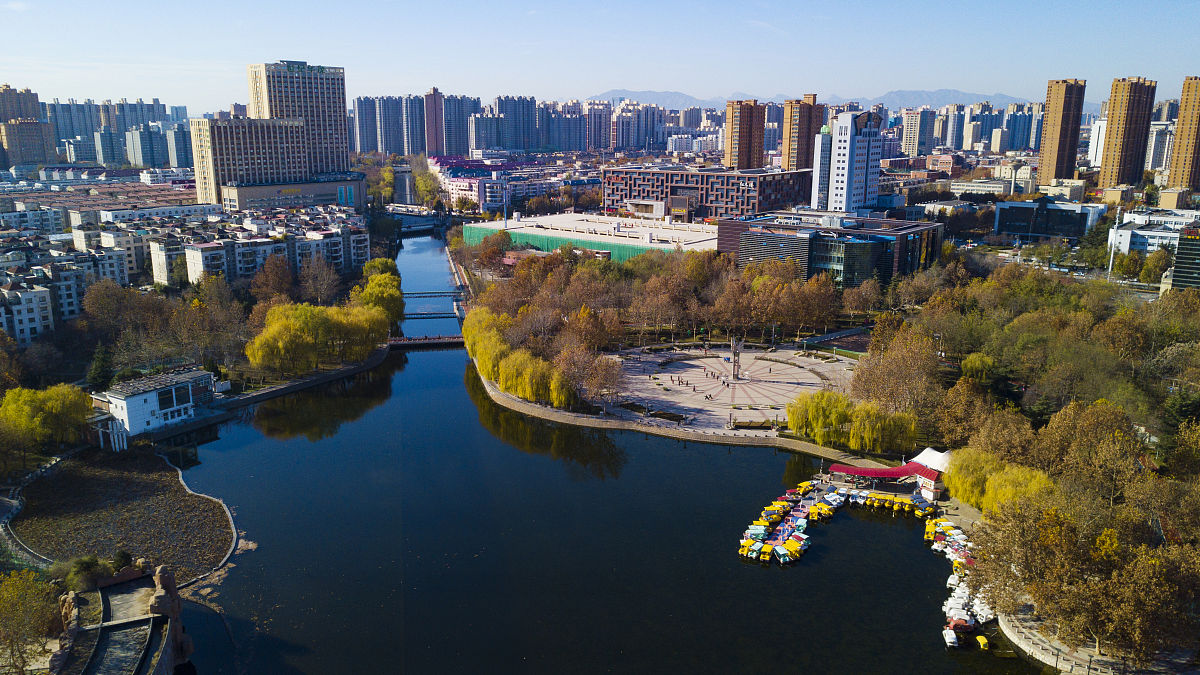 2021年12月1日,初冬时节,石家庄市各大小公园层林尽染,天蓝水清,城市