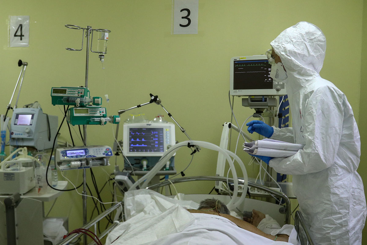 摘要：结直肠癌是全球最常见的恶性肿瘤之一发病率逐年上升。直肠癌的预后较结肠癌差主要原因是其位置使得手术治疗更加困难。术前放化疗联合手术已成为直肠癌的标准治疗但存在肿瘤完全缓解率低和远处转移率高的问题。近年来研究尝试在传统化疗方案中加入奥沙利铂以获得更好的疗效。研究表明奥沙利铂能够增强放射治疗的敏感性并且FOLFOXIRI方案显示出更高的有效率。此外新辅助治疗mFOLFIRINOX联合放化疗也能够显