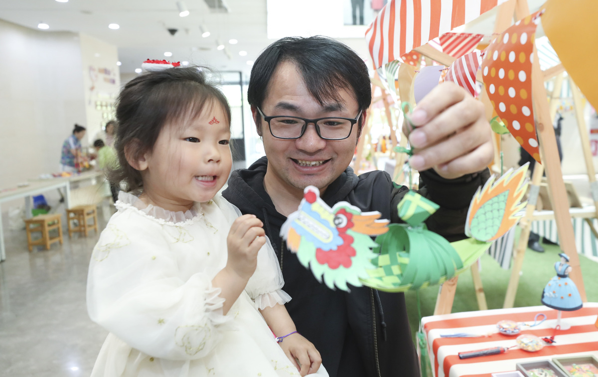 400字左右关于七夕节亲子手工制作灯笼的新闻稿