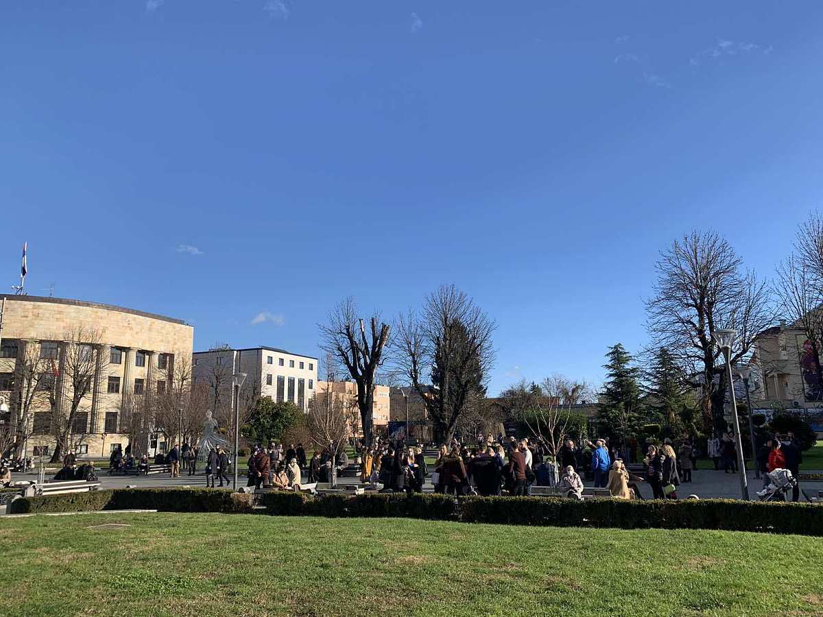 请将下面一段话翻译为中文An Arkansas man and University of Arkansas Professor pleaded guilty today to one count of making a false statement to the FBI about the existence of patents for his inventions in the Peopl