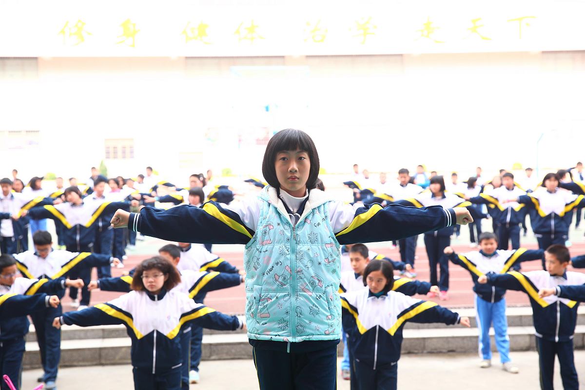 2014年12月23日,海口市第九中学,初中年级学生在练操.
