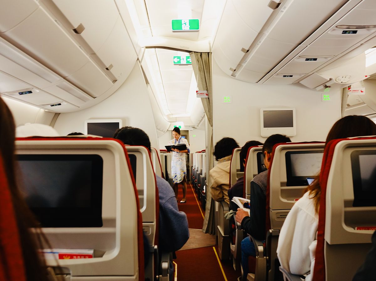 提升航空乘客体验：舱内设施改进策略