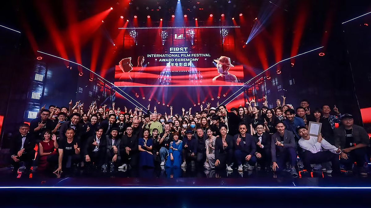 我是一家运营了10年的派对酒吧现在要举办第九届超级客户颁奖典礼在典礼开始前需要一个开场视频视频是以震撼的文字画面为主的你可以给我编写十组相关的文案吗