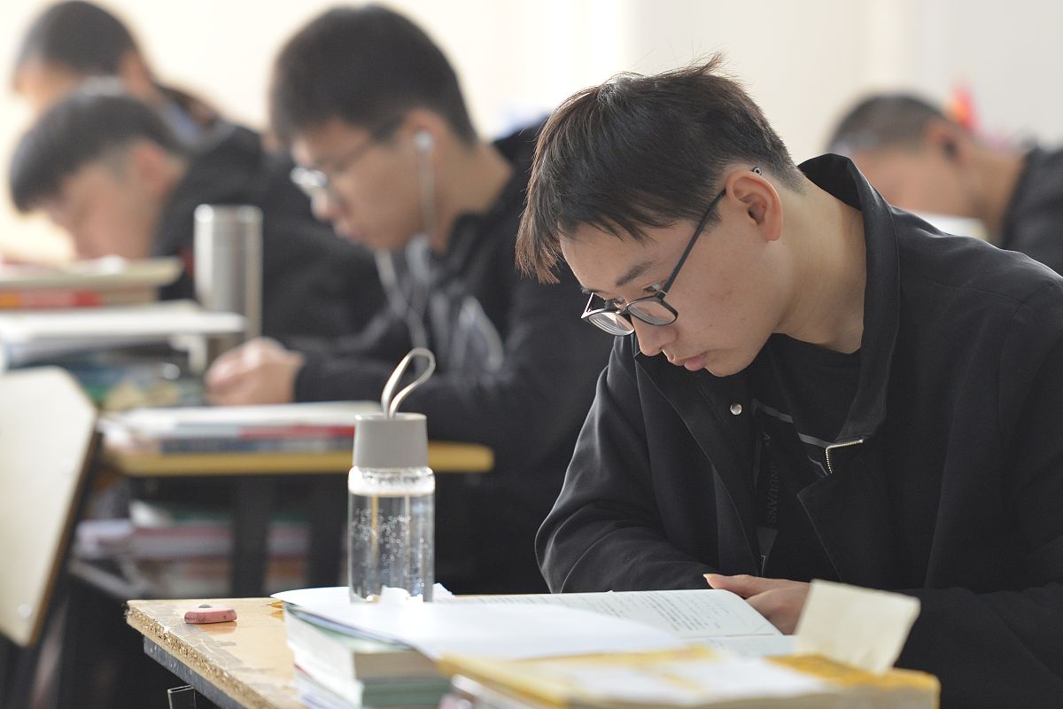 2019年11月2日,在安徽阜阳师范大学西湖校区,准备参加考研的学生在紧