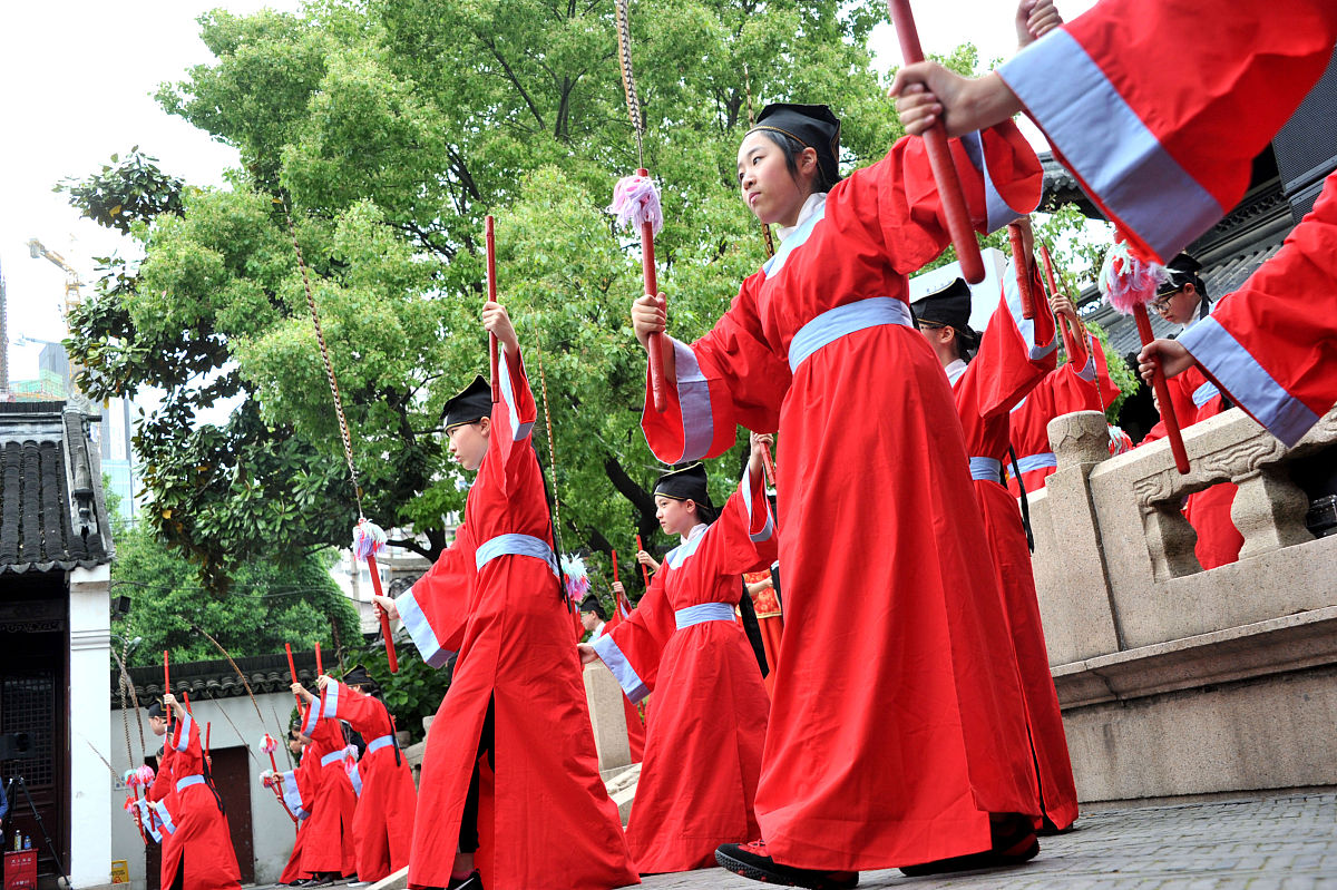 2016年5月7日,上海,两岸学生"百人百联楹联书法暨中华茶礼展示活动"如