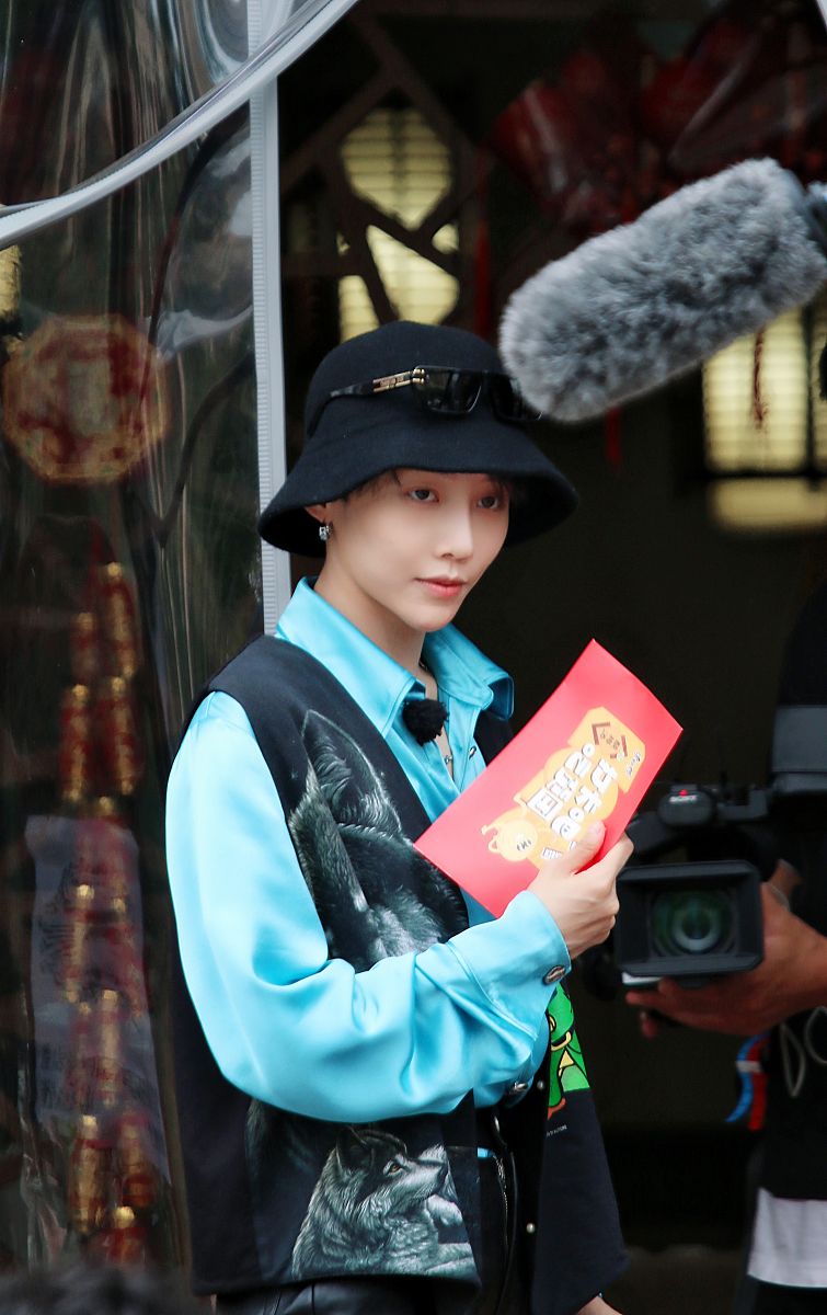 2021年8月5日,哈尔滨,《打卡吧吃货团》节目录制.  刘雨昕派发红包