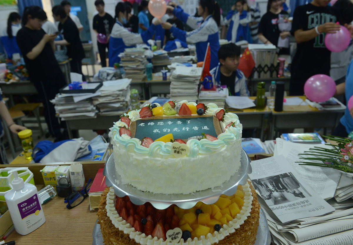 写一个学生和老师的故事 老师给学生送生日蛋糕 感人 200字