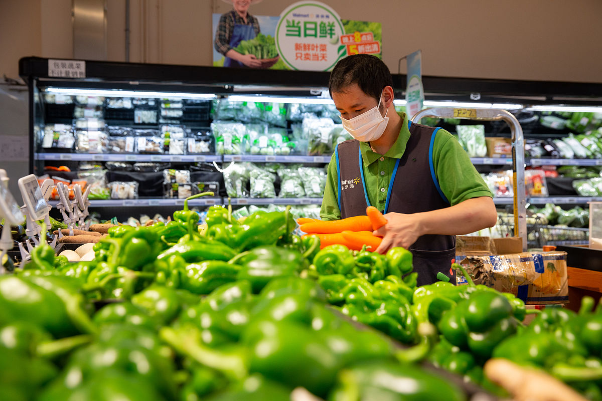 考虑商超以品类为单位做补货计划请分析各蔬菜品类的销售总量与成本加成 定价的关系并给出各蔬菜品类未来一周2023 年 7 月 1-7 日的日补货总量和定价策略 使得商超收益最大。时间序列预测可以做吗怎么做