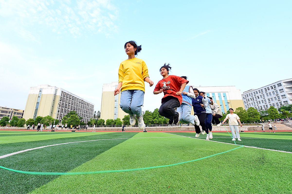 2021年4月13日,江西赣州,会昌县第三中学高三年级学生心理拓展活动中,