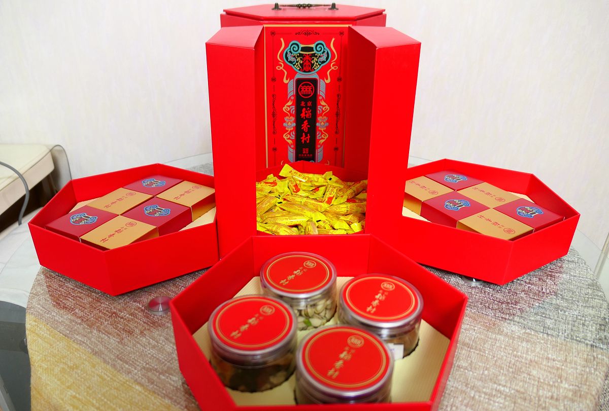 请你来介绍一款高端烟条包装礼品茶茶叶是每条三十泡一个月的用量是贵州省第一批兵支书农特产品品牌我们茶叶的品质主打生态放心。术语独特突出一些