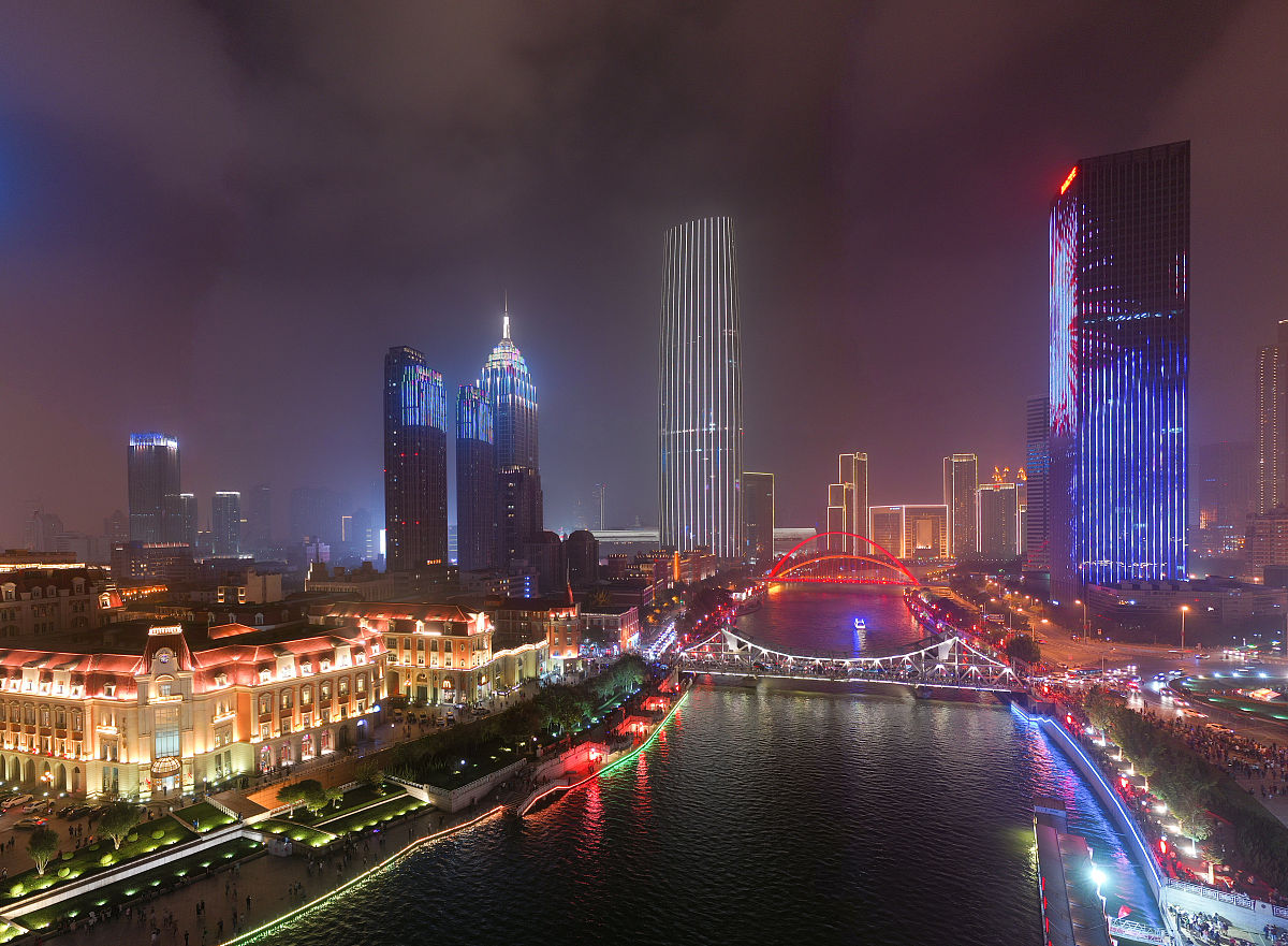 2019年10月3日,航拍天津解放桥,夜景璀璨.