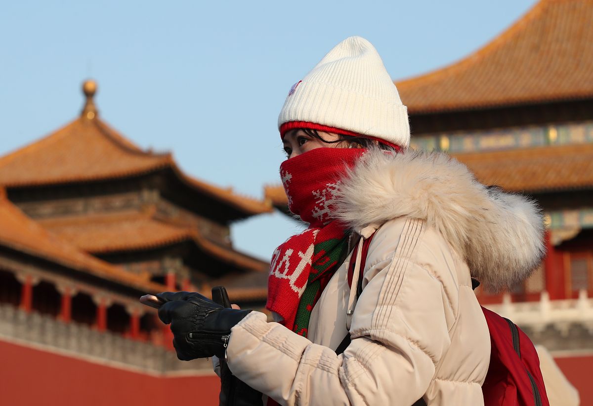 2020年12月1日,北京,游客裹得严严实实打卡故宫.当日北京气温持续低迷
