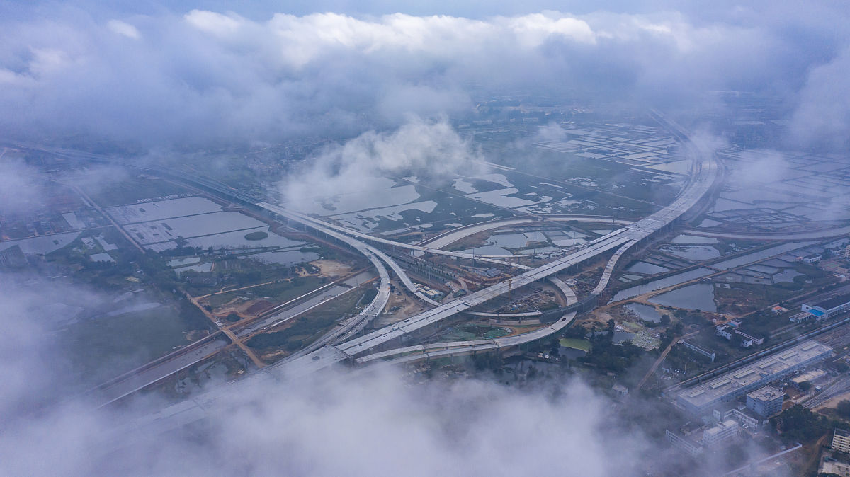 阐述：项目范围、进度、成本基准、干系人利益诉求与风险控制过程的关系是什么？请结合你的实际工作、生活经验进行解释220字