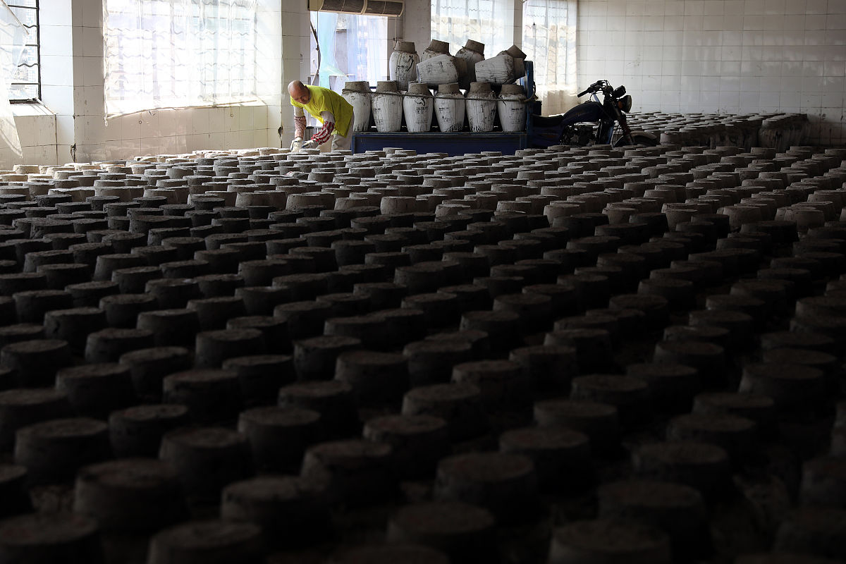 粮食酒多久会发黄？影响因素解析