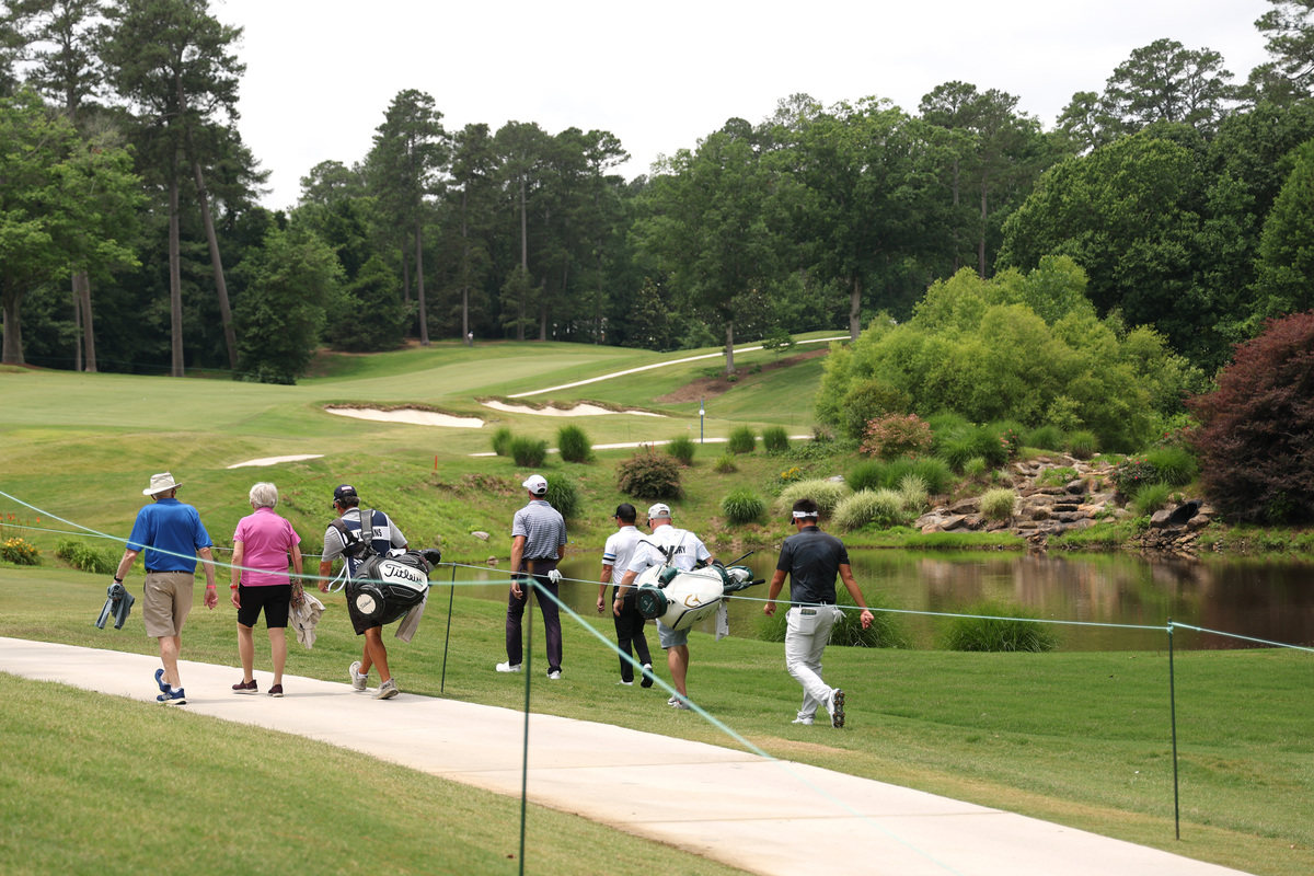 Glendale Golf Course: Enjoying a Beautiful Day on the Green