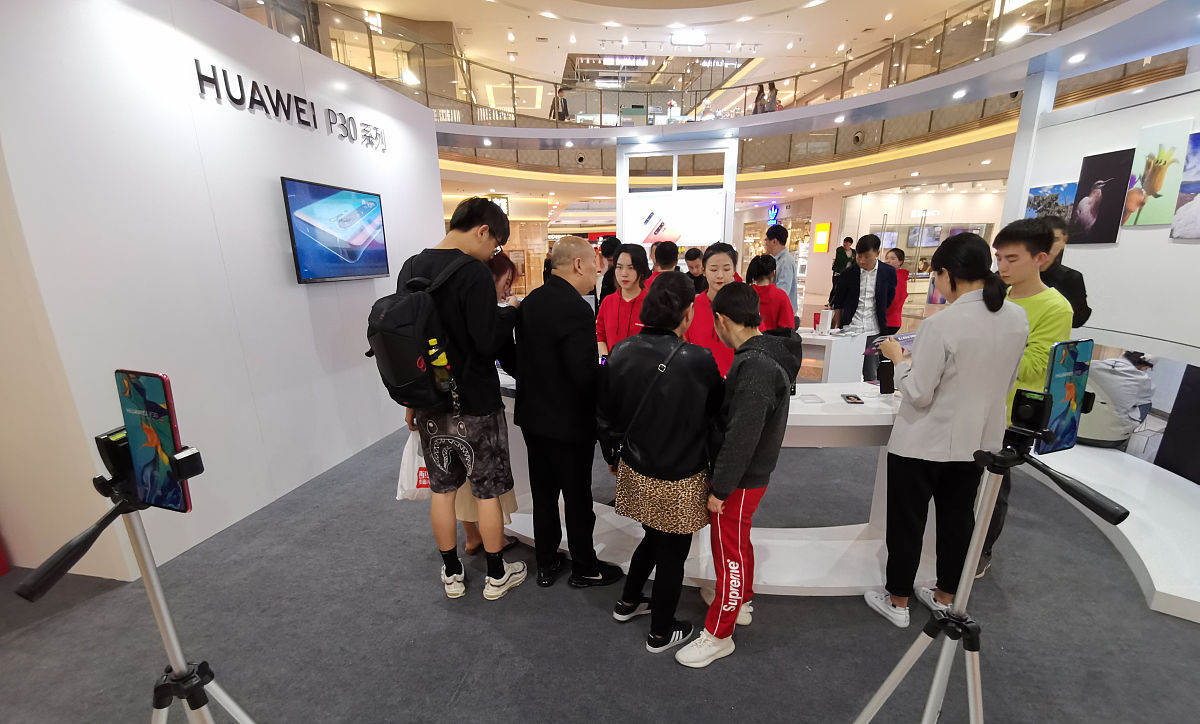 2019年4月12日,武汉,菱角湖万达广场华为p30等型号手机快闪店.