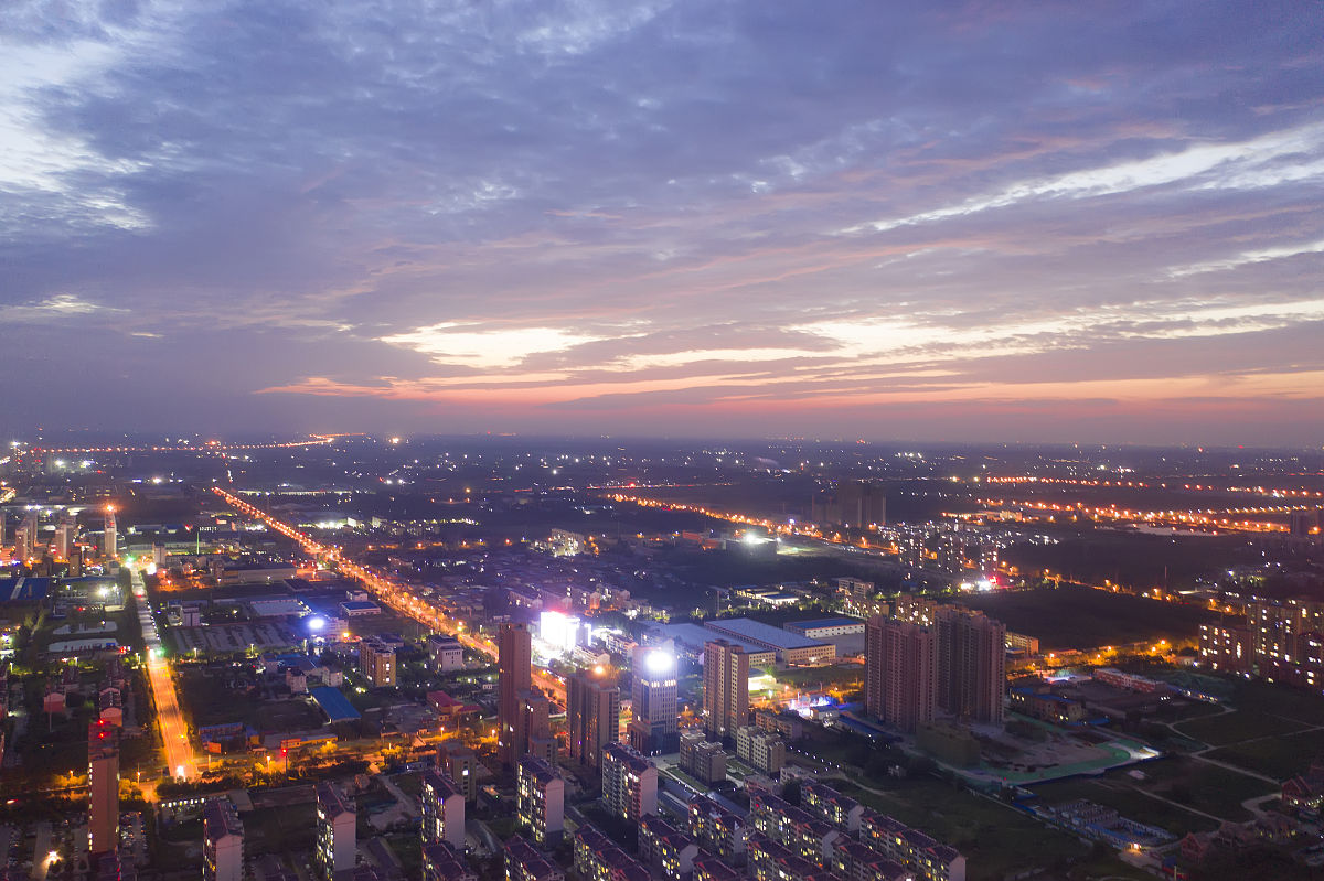 2019年8月22日,山东滨州,夏末,渤海十八路周边夜色璀璨.