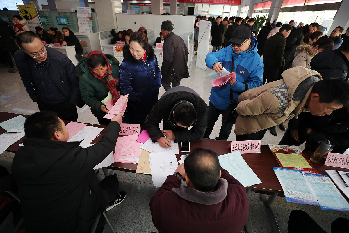 雇佣贫困户养殖员，助推村民增收致富
