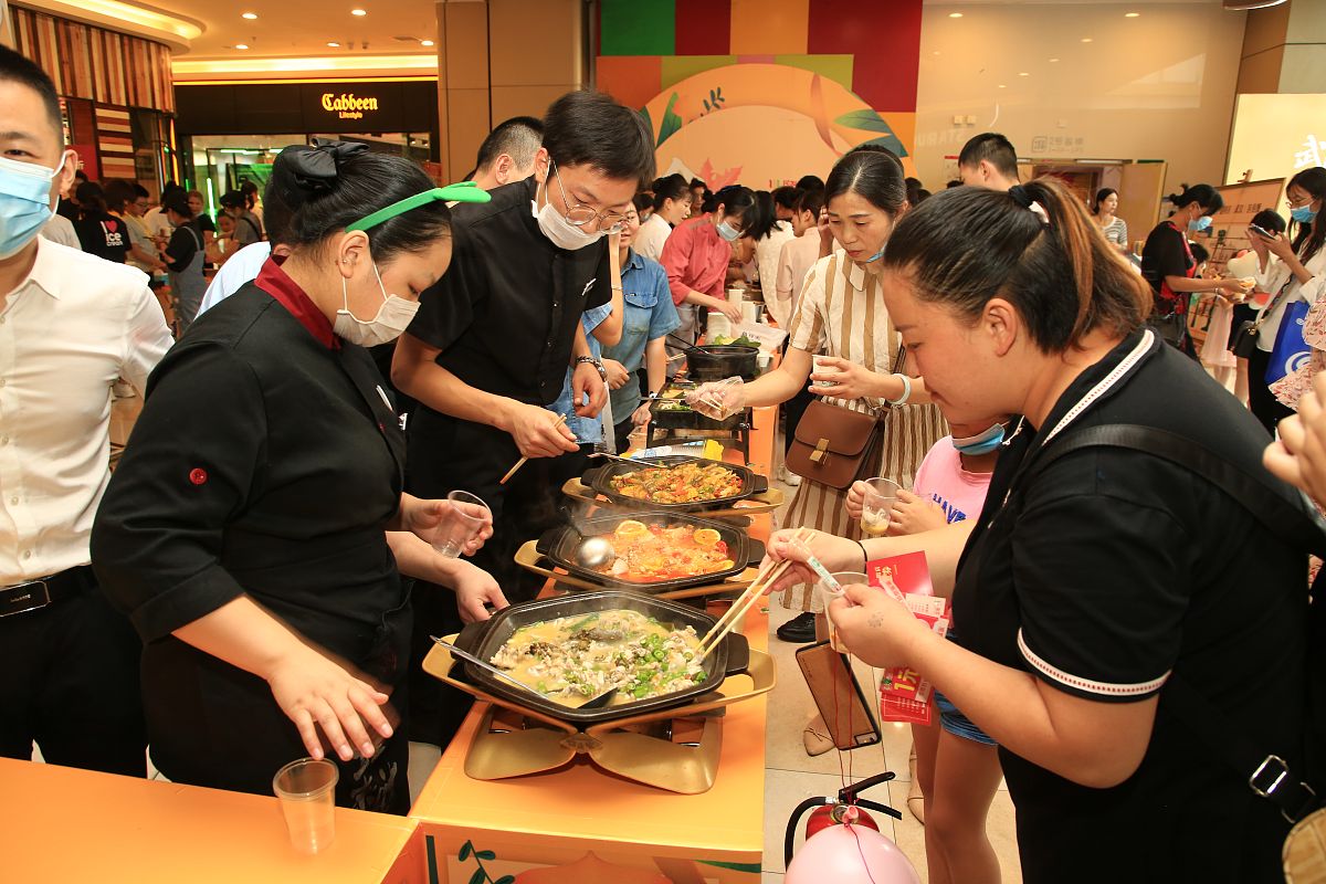 给我一份整场直播活动脚本要求有主播副播和客服的流程安排