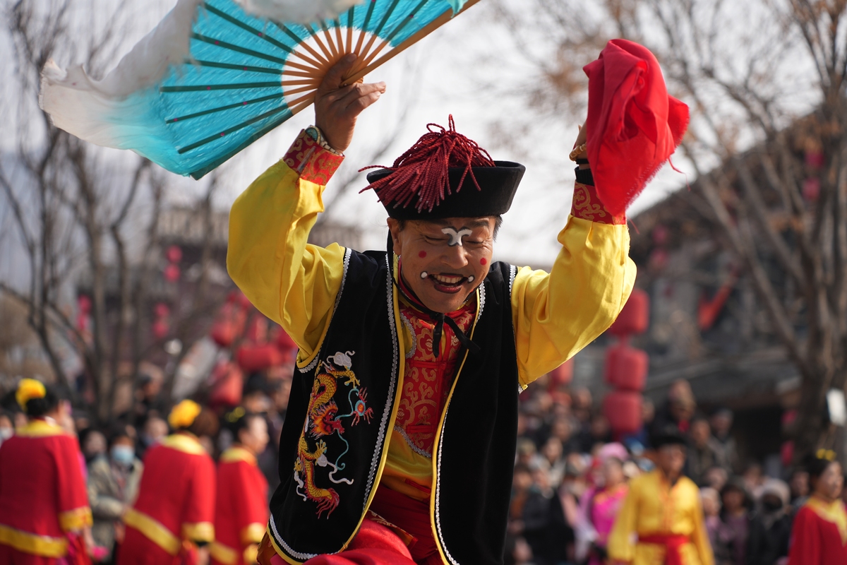 2026年3月3日,河北秦皇岛,民众表演秧歌.
