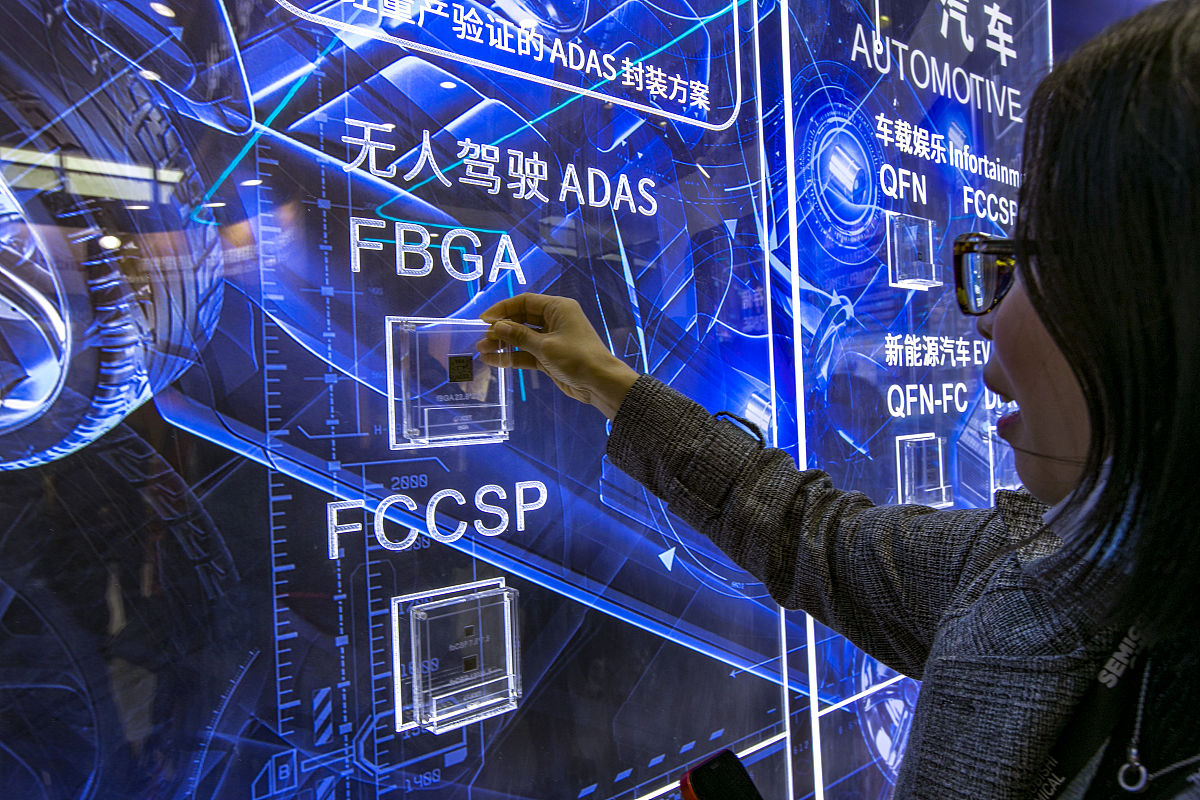 未来街头百态：人工智能与科技交织的城市图景